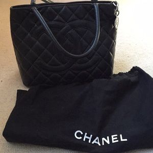 Chanel large black quilted tote bag caviar leather